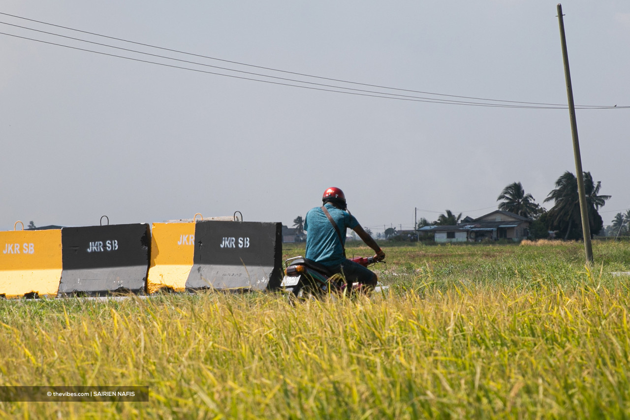 A route is blocked to prevent outsiders from crossing into the district while the lockdown is in effect. – The Vibes pic, June 6, 2021