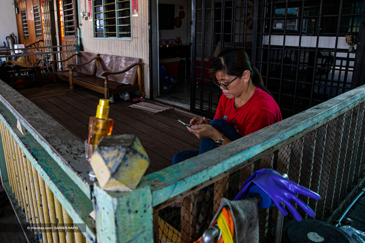 Lok Hoon Peng uses WhatsApp to stay in touch with friends in Pasir Penambang, Kuala Selangor. – The Vibes pic, June 6, 2021