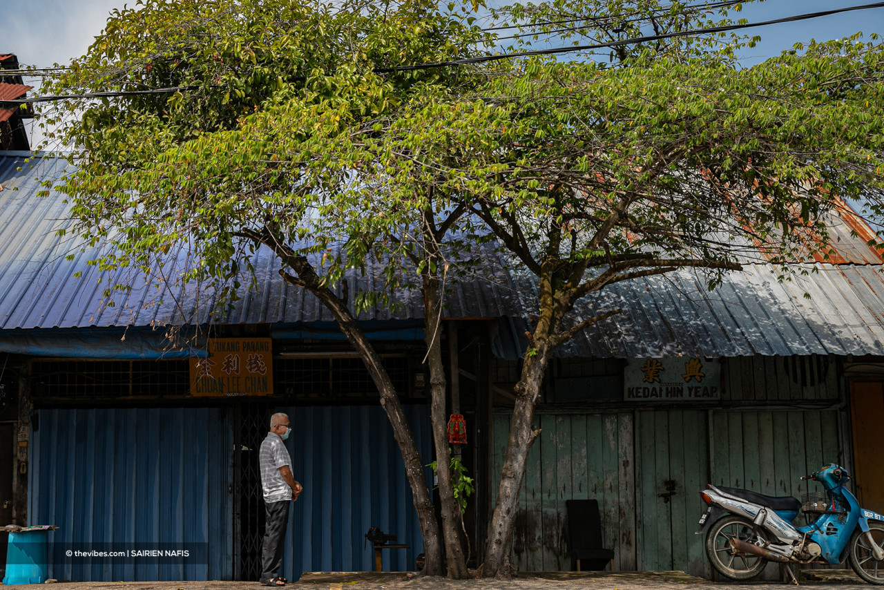 An elderly man seen in front of a closed shop in Pasir Penambang. – The Vibes pic, June 6, 2021