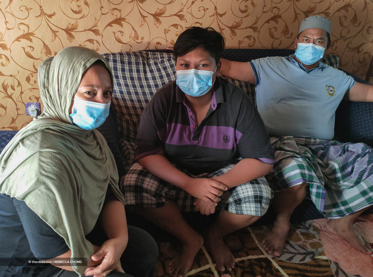 Mohammad Iqmal Redzeqie Andi Rusli with his father, Andi Rusli Andi Appa and mother, Normah Jattjo. – REBECCA CHONG/Vibes pic 