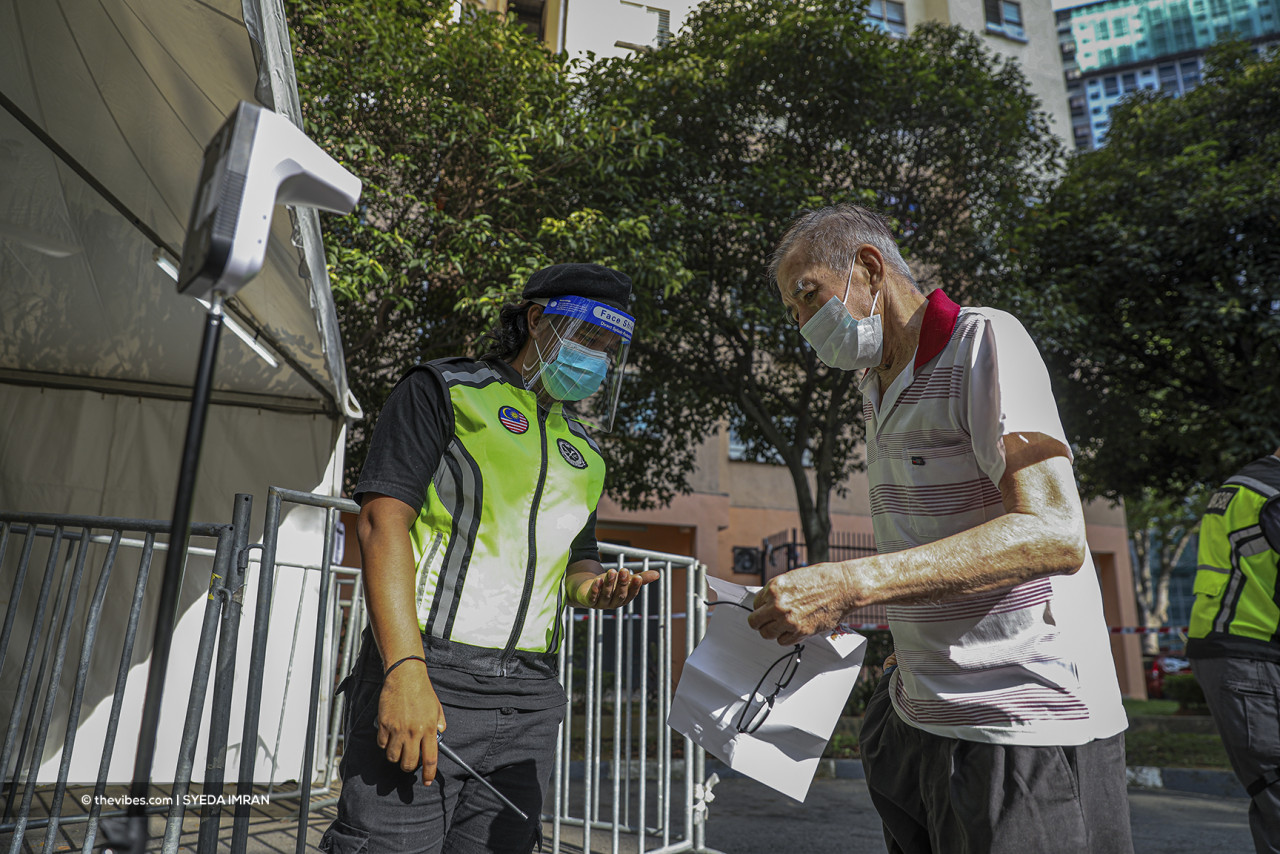 An elderly man turns up to get his Covid-19 shot from the MyMedic@Wilayah mobile truck. – The Vibes pic, June 7, 2021