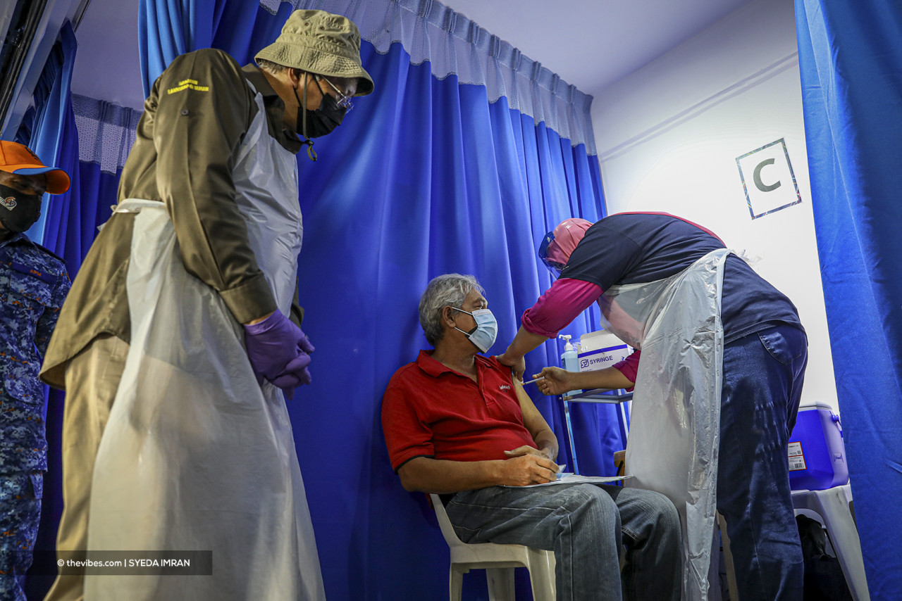 The MyMedic@Wilayah mobile truck saw 1,000 residents of the Kg Muhibbah PPR getting their Covid-19 jab on the day of its launch. – The Vibes pic, June 7, 2021