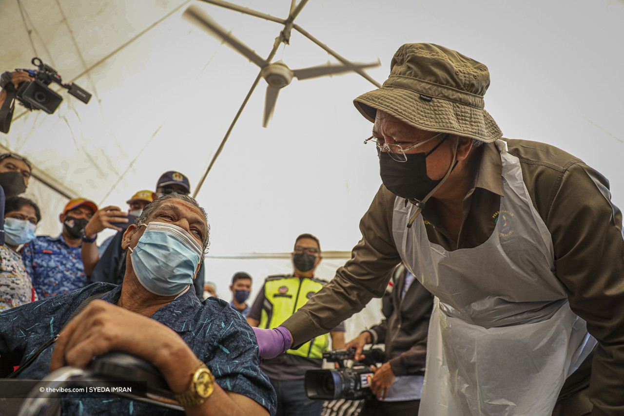 Federal Territories Minister Tan Sri Annuar Musa (right) has a chat with a Kg Muhibbah PPR resident during the launch of the MyMedic@Wilayah mobile truck. – The Vibes pic, June 7, 2021