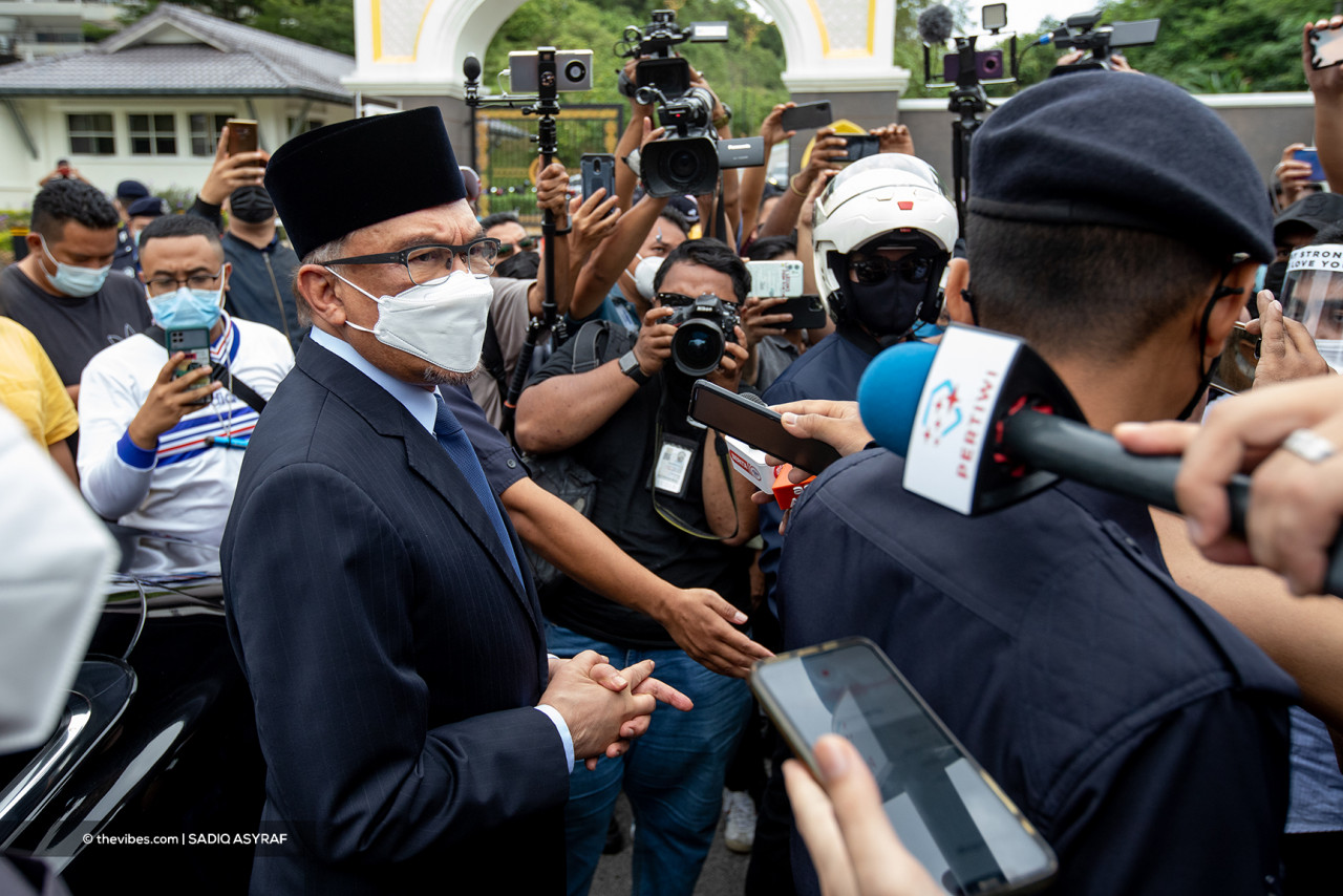 Datuk Seri Anwar Ibrahim addresses the press after his audience with the king. – SADIQ ASYRAF/The Vibes pic, June 9, 2021