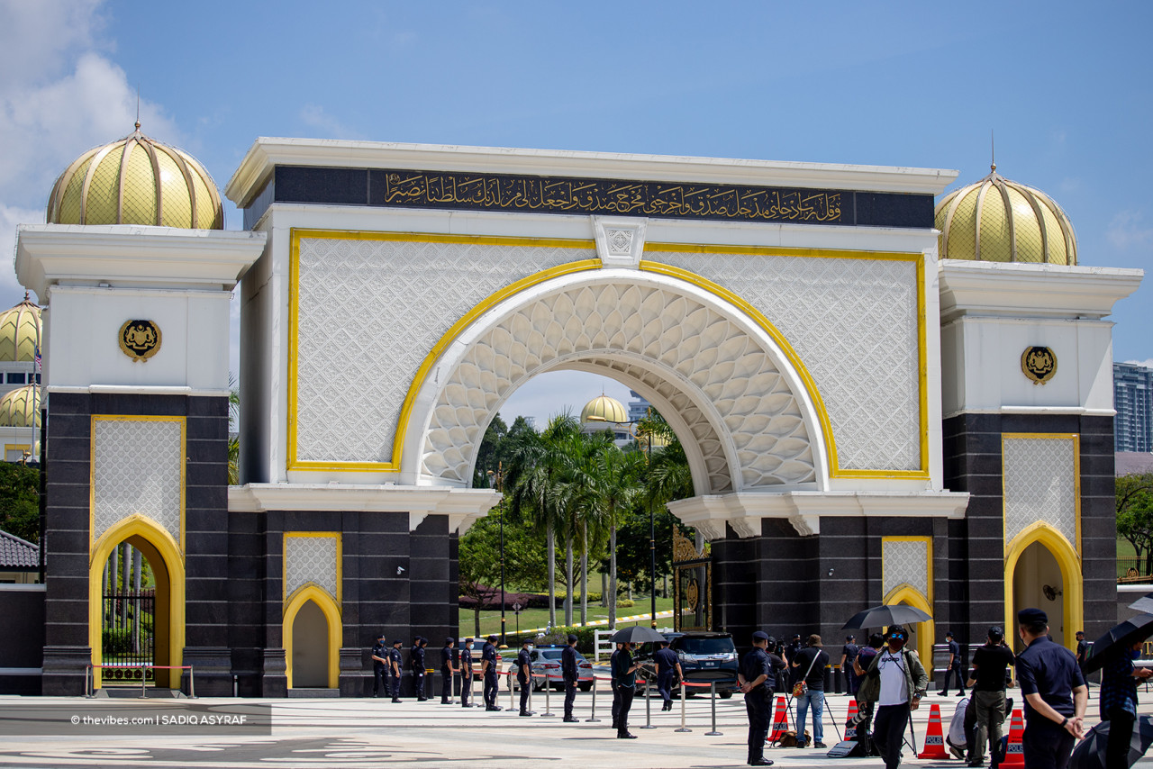 The scene at Istana Negara’s main entrance today. – SADIQ ASYRAF/The Vibes pic, June 16, 2021