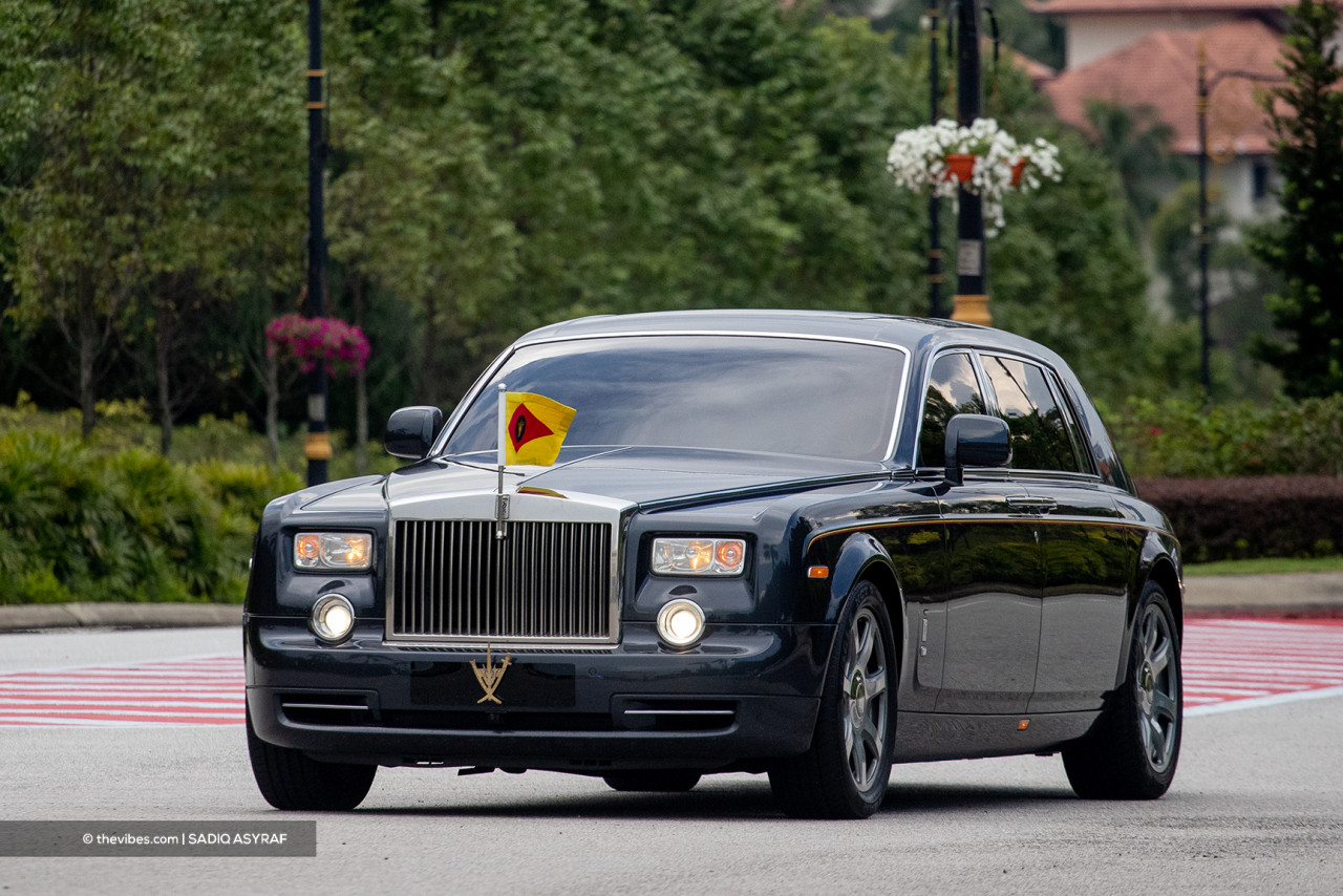The vehicle carrying Yang di-Pertuan Besar of Negri Sembilan Tuanku Muhriz Almarhum Tuanku Munawir arrives at the palace. – SADIQ ASYRAF/The Vibes pic, June 16, 2021