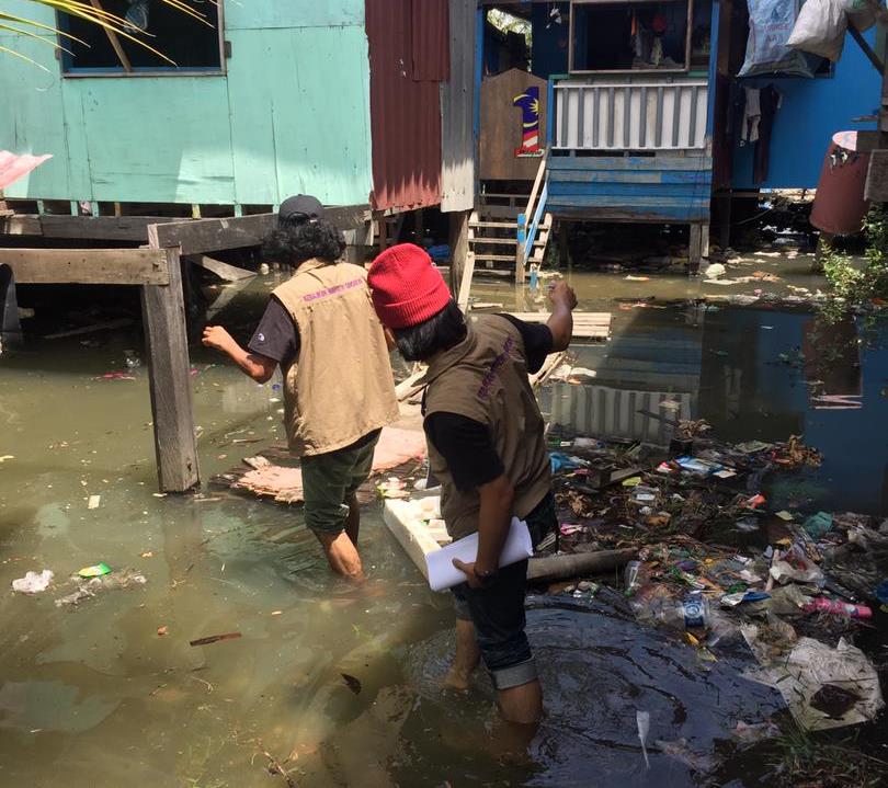 Mohamad Kadir, who leads Pertubuhan Kebajikan Marhaen Sandakan, said his team would find it tough and exhausting to reach houses that are more difficult to reach. - Pic by Rebecca Chong