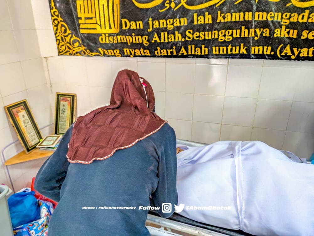 A Sandakan man sits behind bars when he learns that his three-year-old daughter had passed away from an illness. - Pic taken from the Abam Botak Facebook page