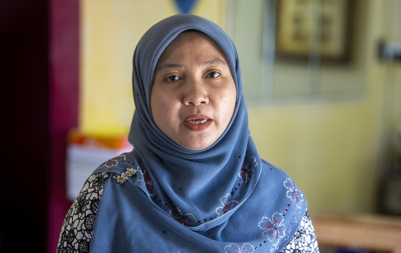 Ayu Haryani, 42, said the hospital did not inform her family whether her twin sisters were identical when her mother gave birth to them. – Bernama pic
