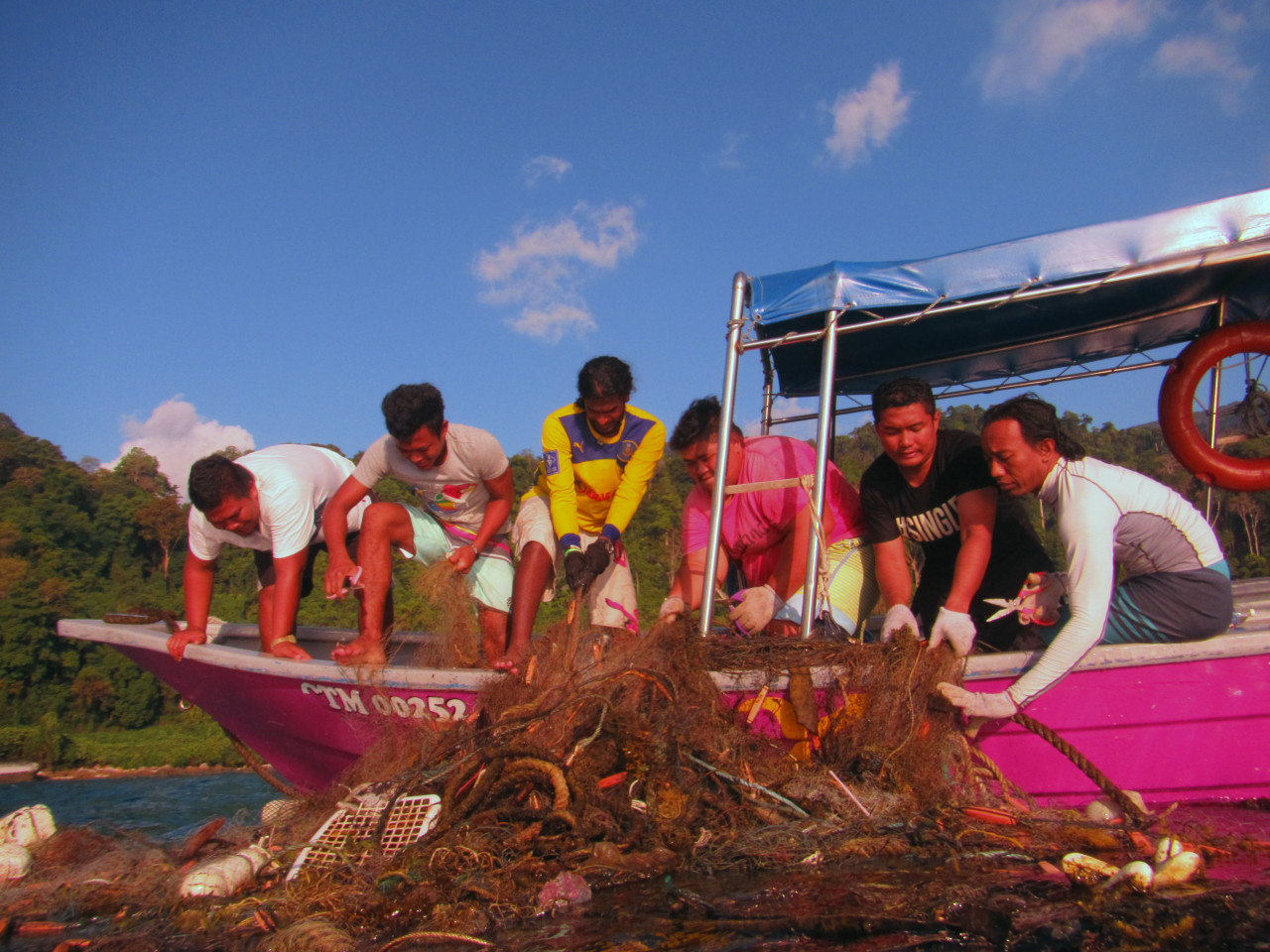 Removing ghost nets with the help of the Tioman Marine Conservation Group (TMCG). - Pic courtesy of TMCG