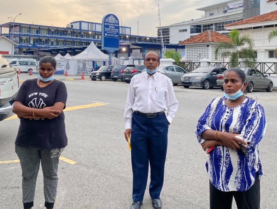 Lawyer Manoharan Malayalam (centre) with widow Humairah Abdullah @ Kaanagi (left) outside the South Klang district police station. – Manoharan Malayalam Facebook pic, June 4, 2021