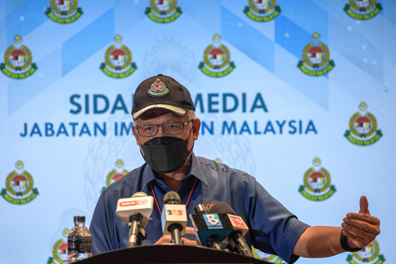Home Minister Datuk Seri Hamzah Zainudin stresses the importance of migrants living peacefully with Malaysians and appreciating local sentiments. – Bernama pic, June 15, 2021