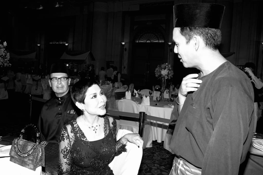Shuib greeting the couple during an event. – Pic courtesy of Shuib Taib