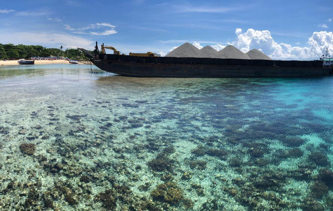 A resort manager on Pulau Mabul tried to stop the barge’s crew from landing the vessel on the island, to no avail. – Pic courtesy of local divers, June 26, 2021