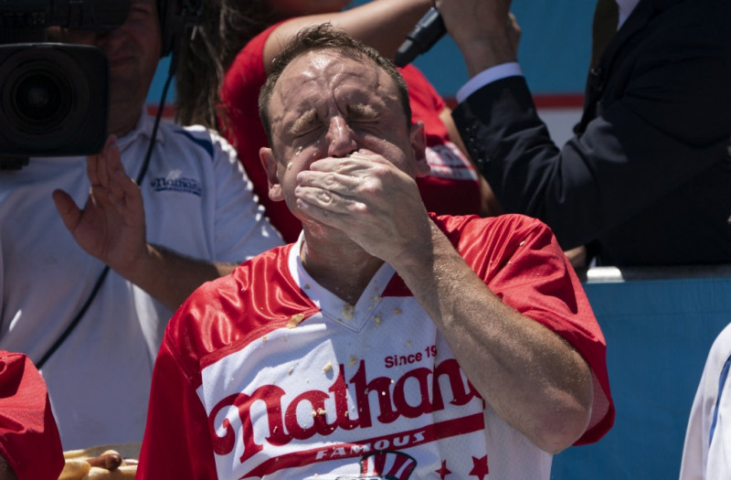 Chomp champ Chestnut sets another July 4th hot dog eating record