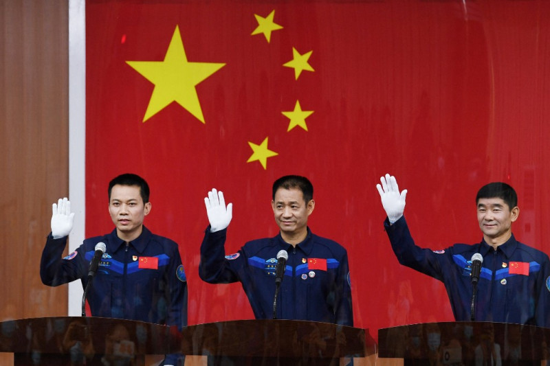 Chinese rocket with manned crew to blast off Thursday