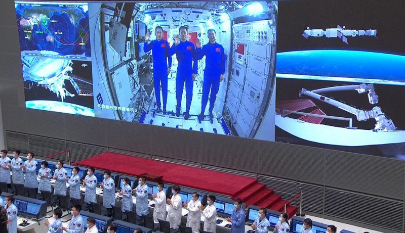 Xi lauds 'new horizon' for humanity in space chat with astronauts