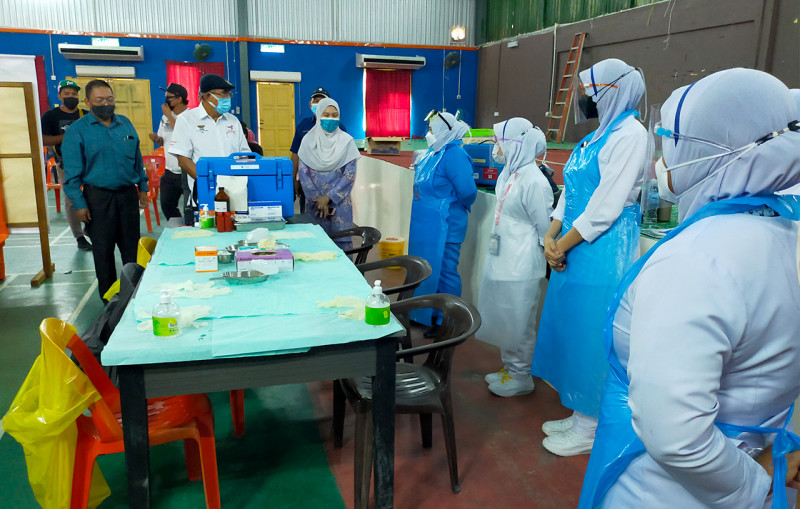 Allow walk-ins for Covid-19 jab at all hospitals, clinics; MySejahtera way too slow, govt told