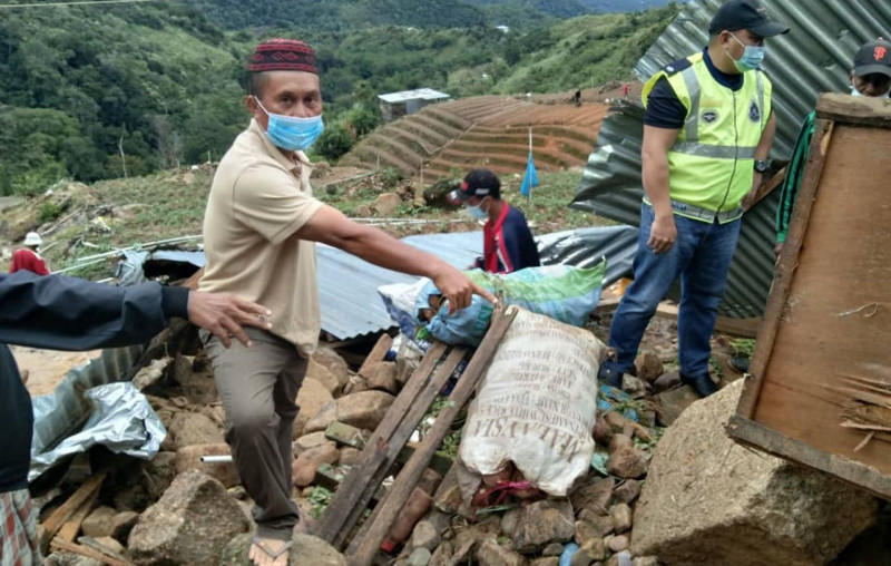 Man dies after rockslide hits Ranau home
