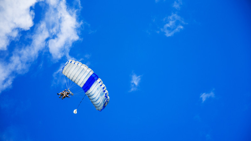 2 skydivers fall to death from plane in Australia