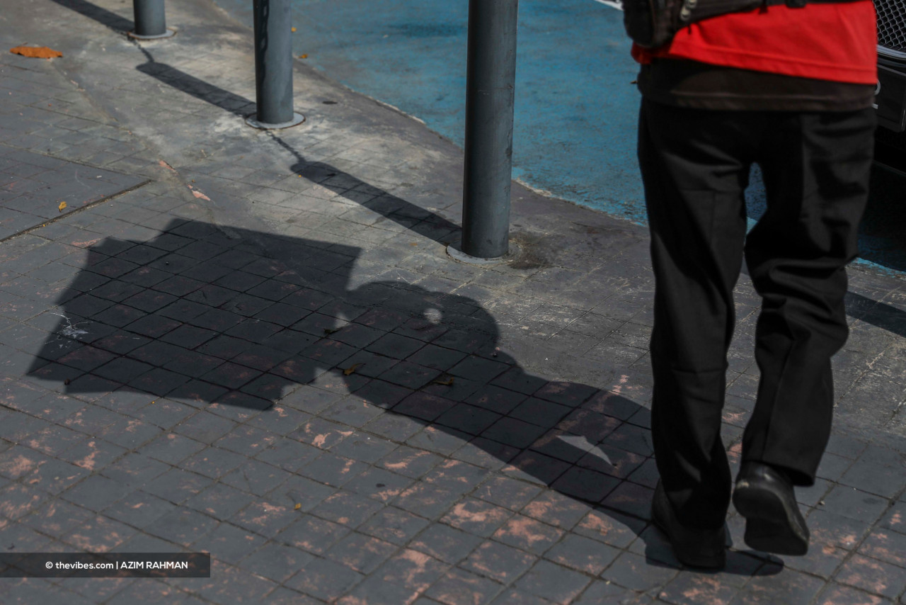 While many can work more comfortably at home, cleaning workers are forced to work under the scorching sun to keep the city clean. – AZIM RAHMAN/The Vibes pic, June 4, 2021