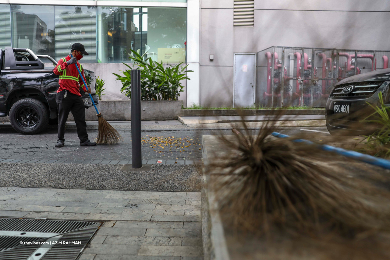 Despite being aware that they are also exposed to the Covid-19 virus in addition to the foul and dirty smell, their responsibilities remain. – AZIM RAHMAN/The Vibes pic, June 4, 2021