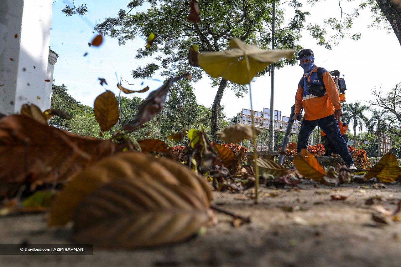 With a variety of new Covid-19 variants out there, cleaning crews still carry out their duties with caution. – AZIM RAHMAN/The Vibes pic, June 4, 2021