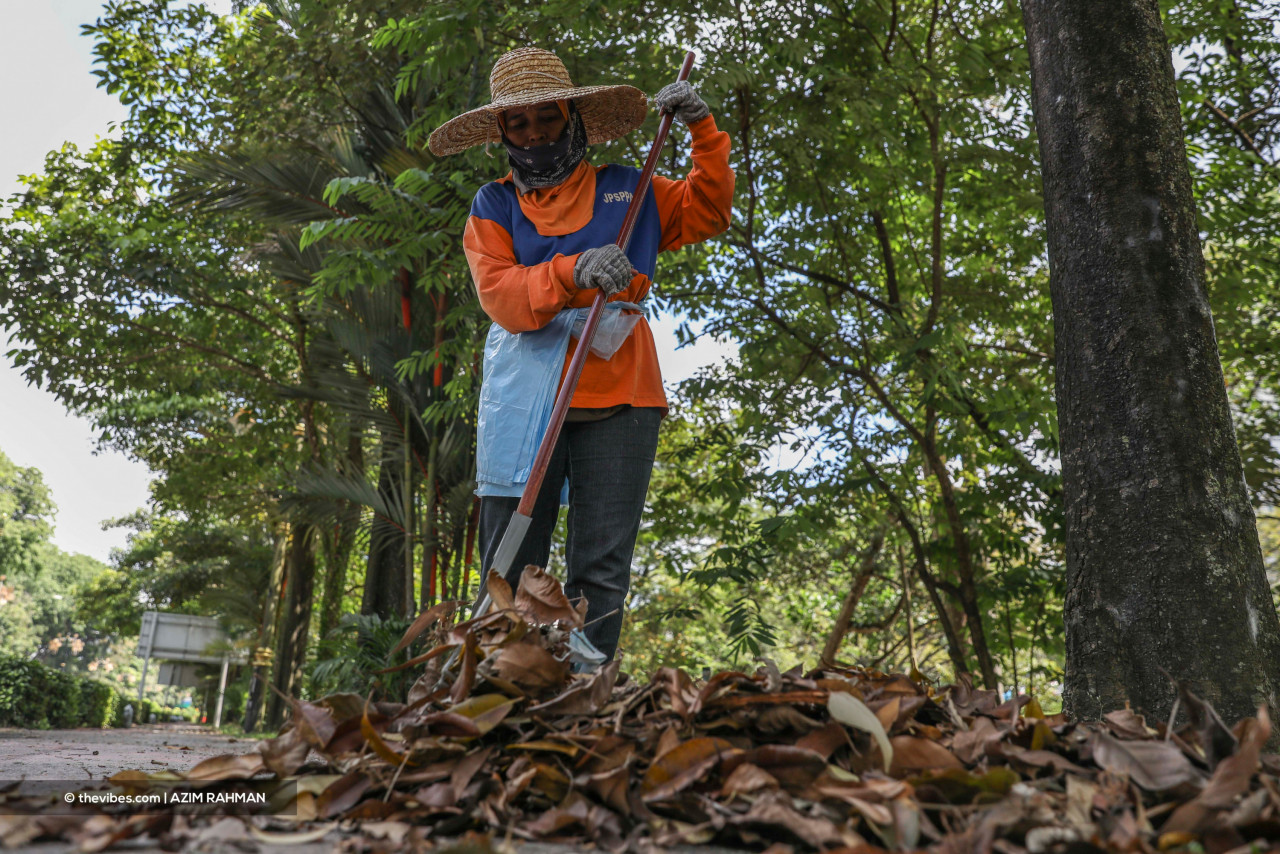 Dry foliage still falls whether the country is under the MCO or not, and it needs to be cleaned. – AZIM RAHMAN/The Vibes pic, June 4, 2021