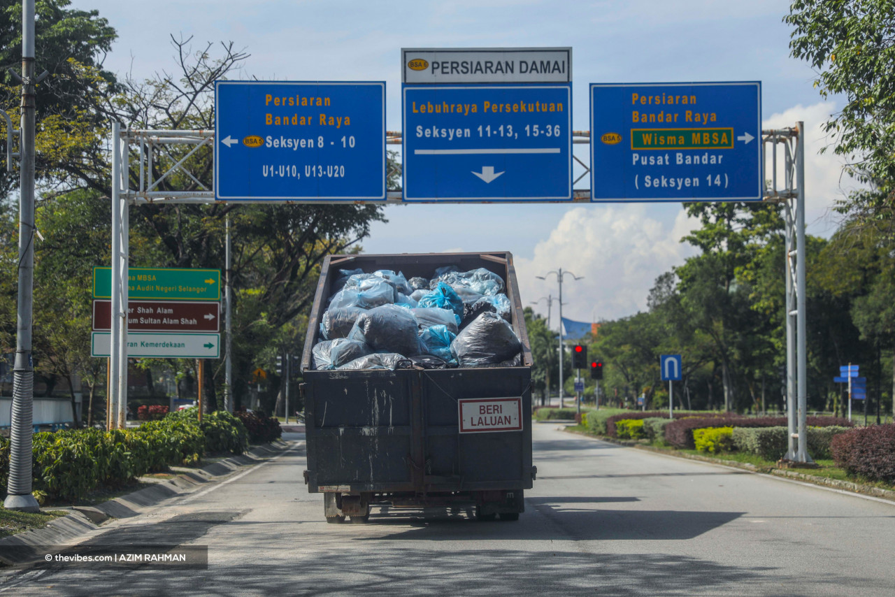 Piles of rubbish can be harmful if not cleaned and transported. – AZIM RAHMAN/The Vibes pic, June 4, 2021