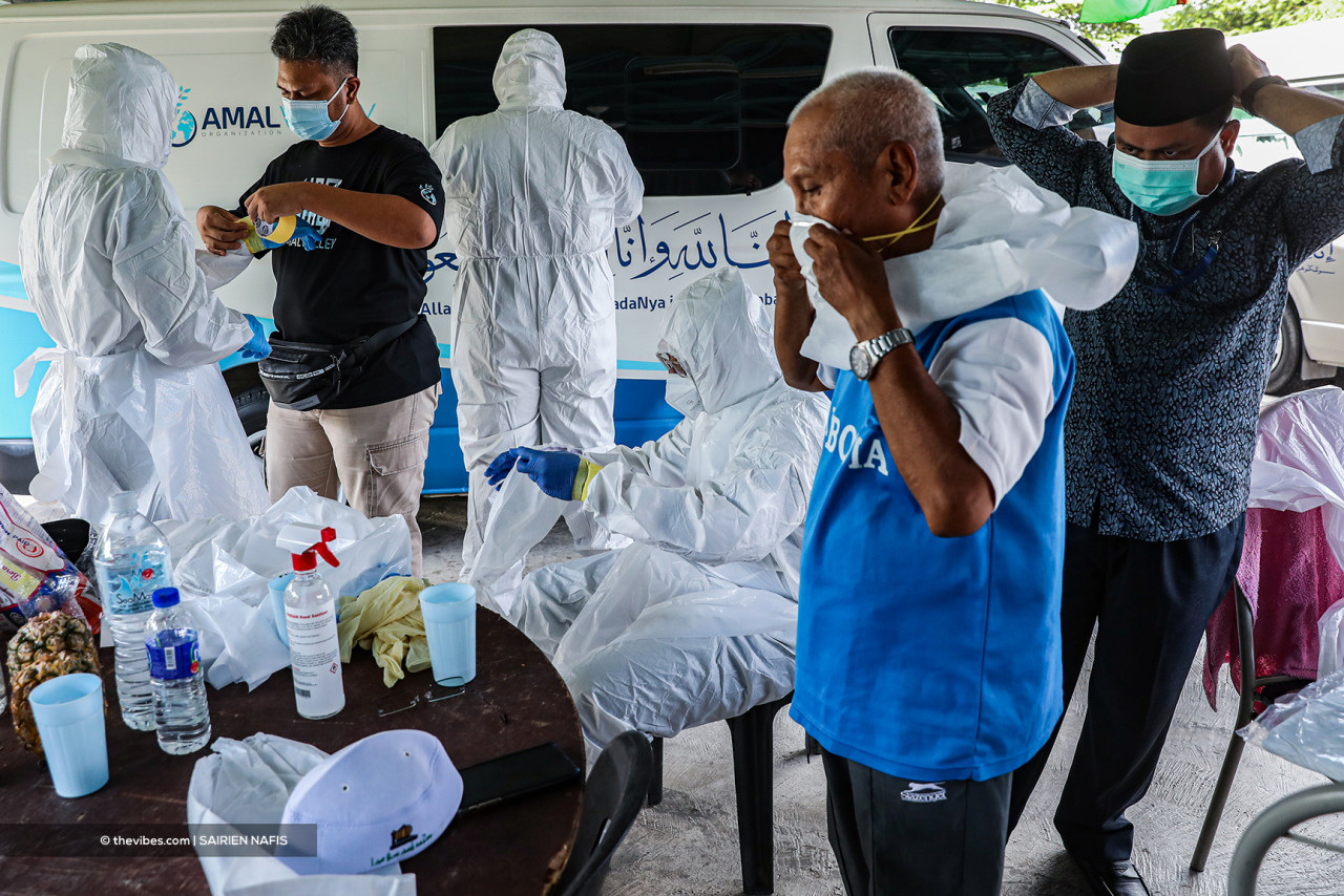 Amal Valley officers are on standby at all times – day and night – to manage the remains of Muslims who died due to Covid-19. – SAIRIEN NAFIS/The Vibes pic, June 2, 2021