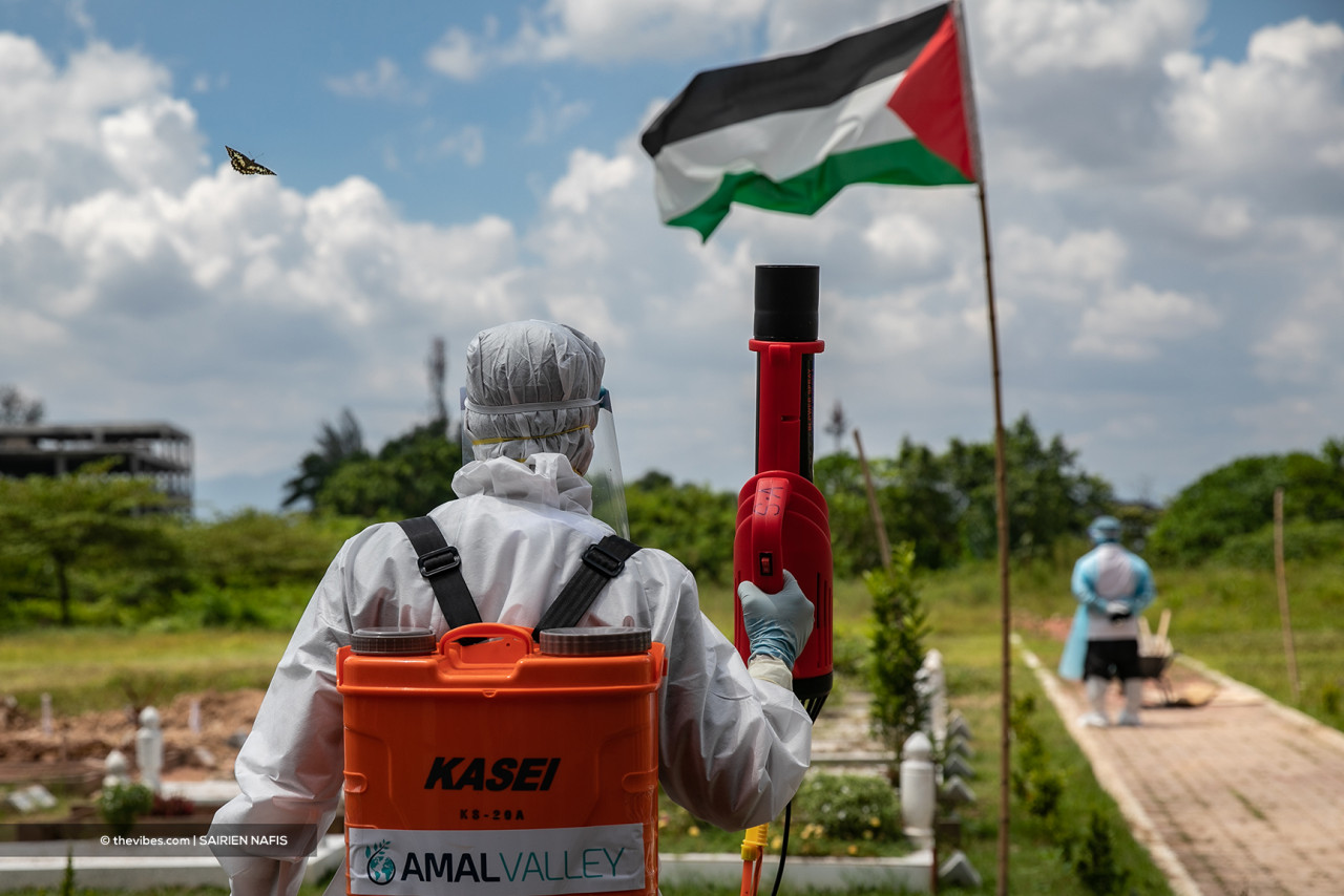 During each funeral, all Amal Valley staff and the victim’s next of kin will be disinfected to curb the spread of Covid-19. – SAIRIEN NAFIS/The Vibes pic, June 2, 2021