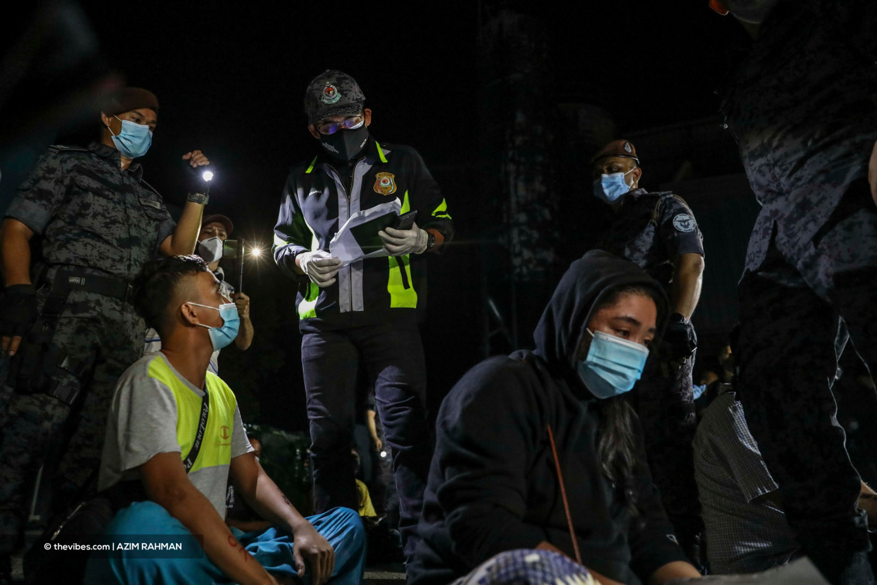 Immigration Director-General Datuk Khairul Dzaimee Daud (centre) was also on the ground leading the operation in Cyberjaya. – AZIM RAHMAN/The Vibes pic, June 7, 2021