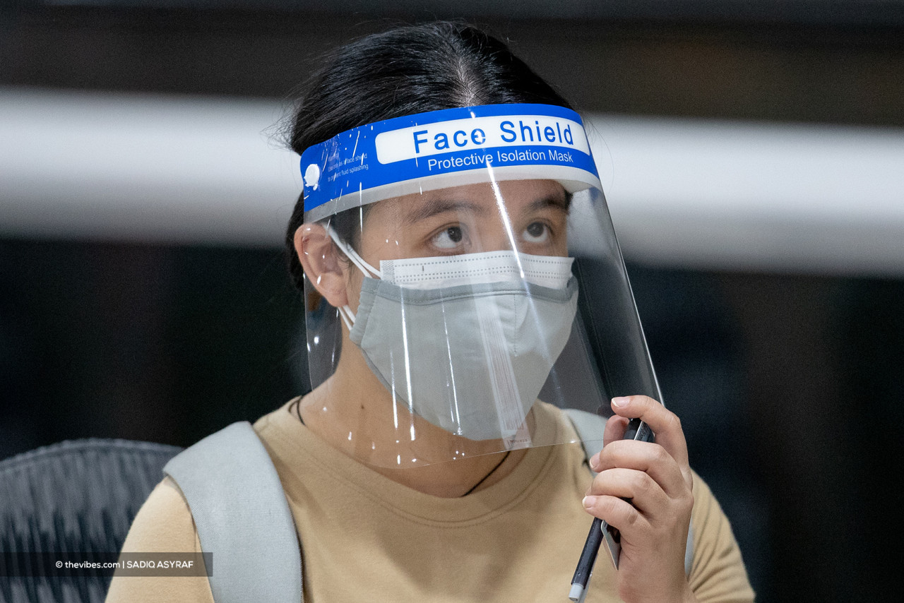 Face shields, which are now more affordable, are becoming an increasingly common sight. – The Vibes pic, June 5, 2021