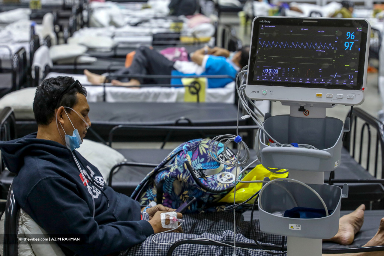 A Covid-19 patient hooked to a health monitoring machine. – AZIM RAHMAN/The Vibes pic, May 19, 2021