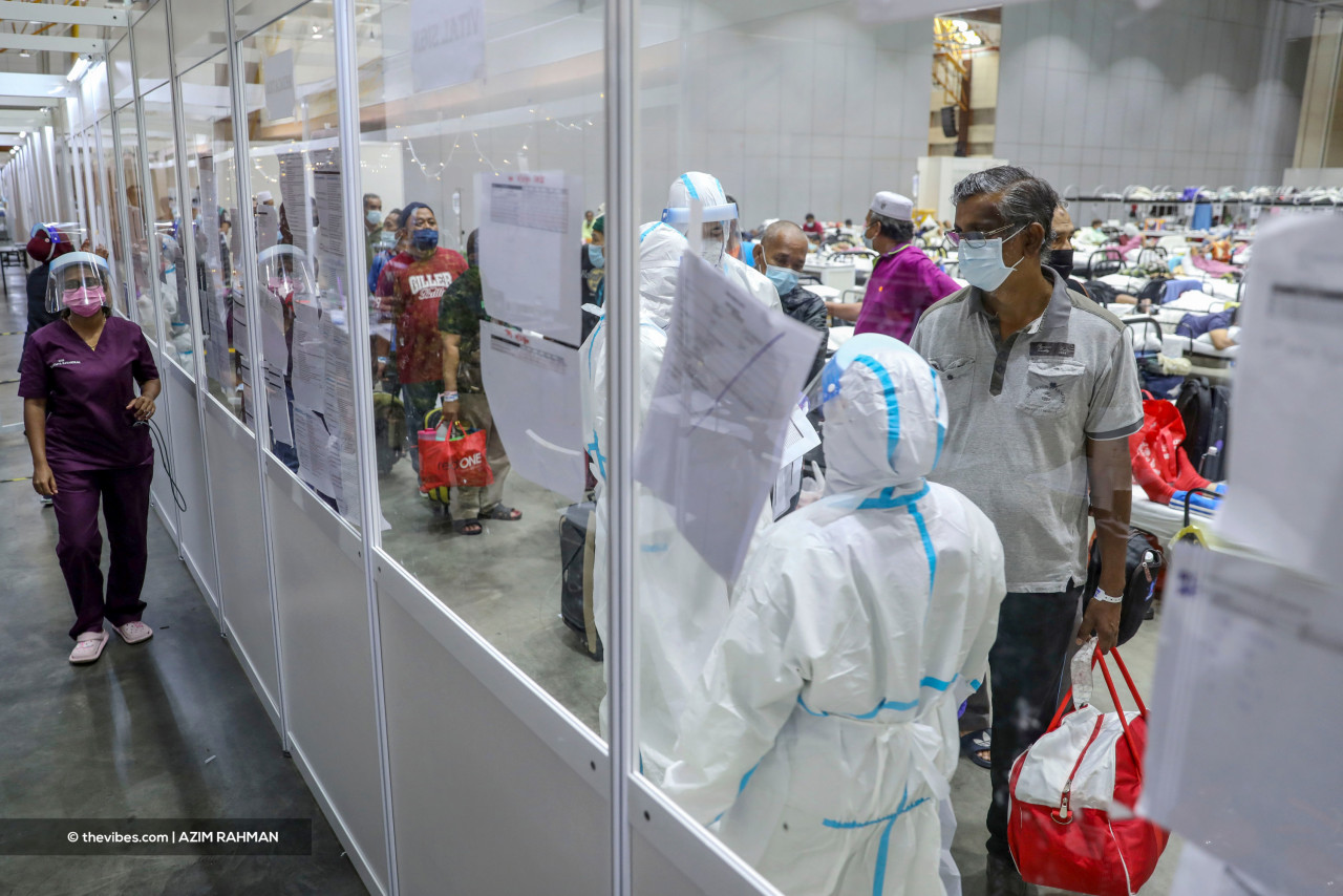 Medical staff at the centre handle the admission of patients, the daily intake of which has reached an alarming level. – AZIM RAHMAN/The Vibes pic, May 19, 2021