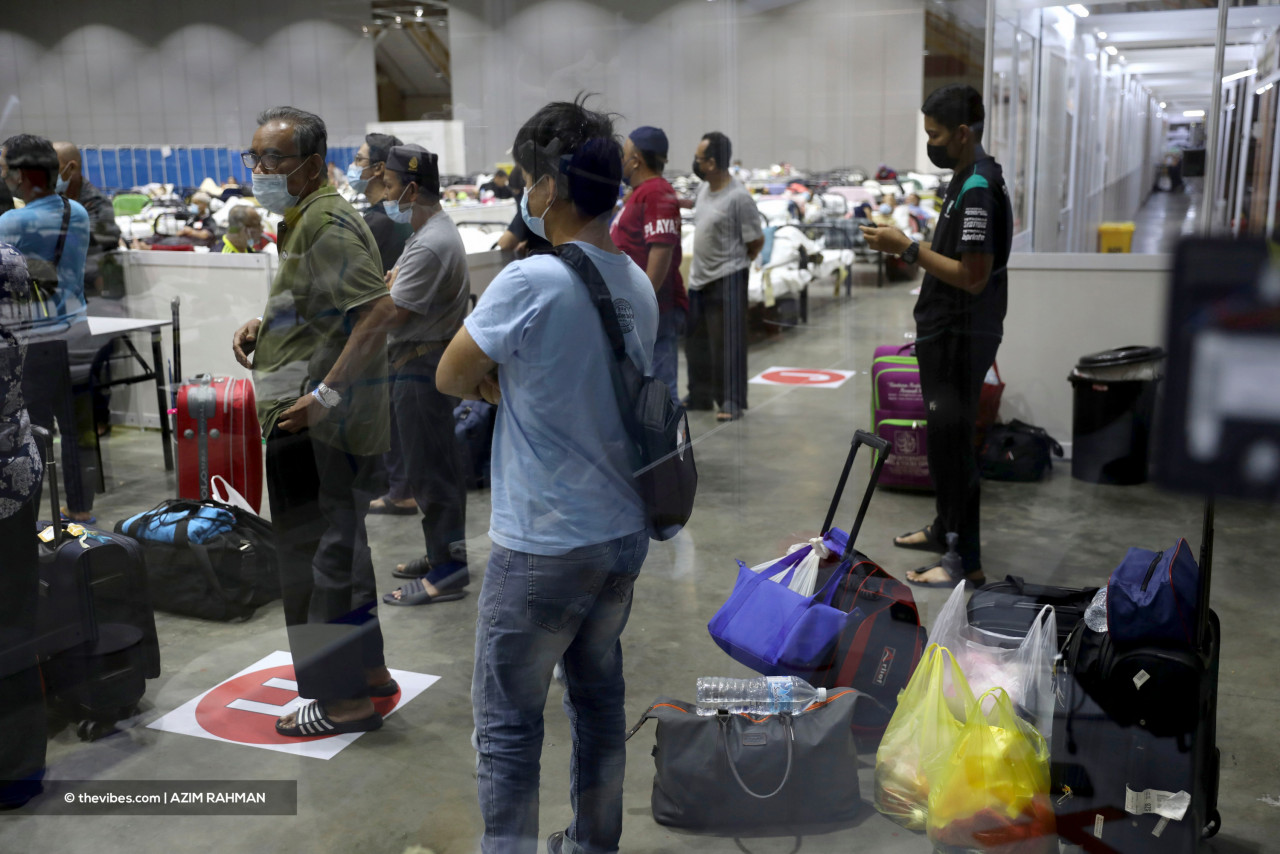 Covid-19 patients in Categories 1, 2 and 3 wait to enter MAEPS. – AZIM RAHMAN/The Vibes pic, May 19, 2021