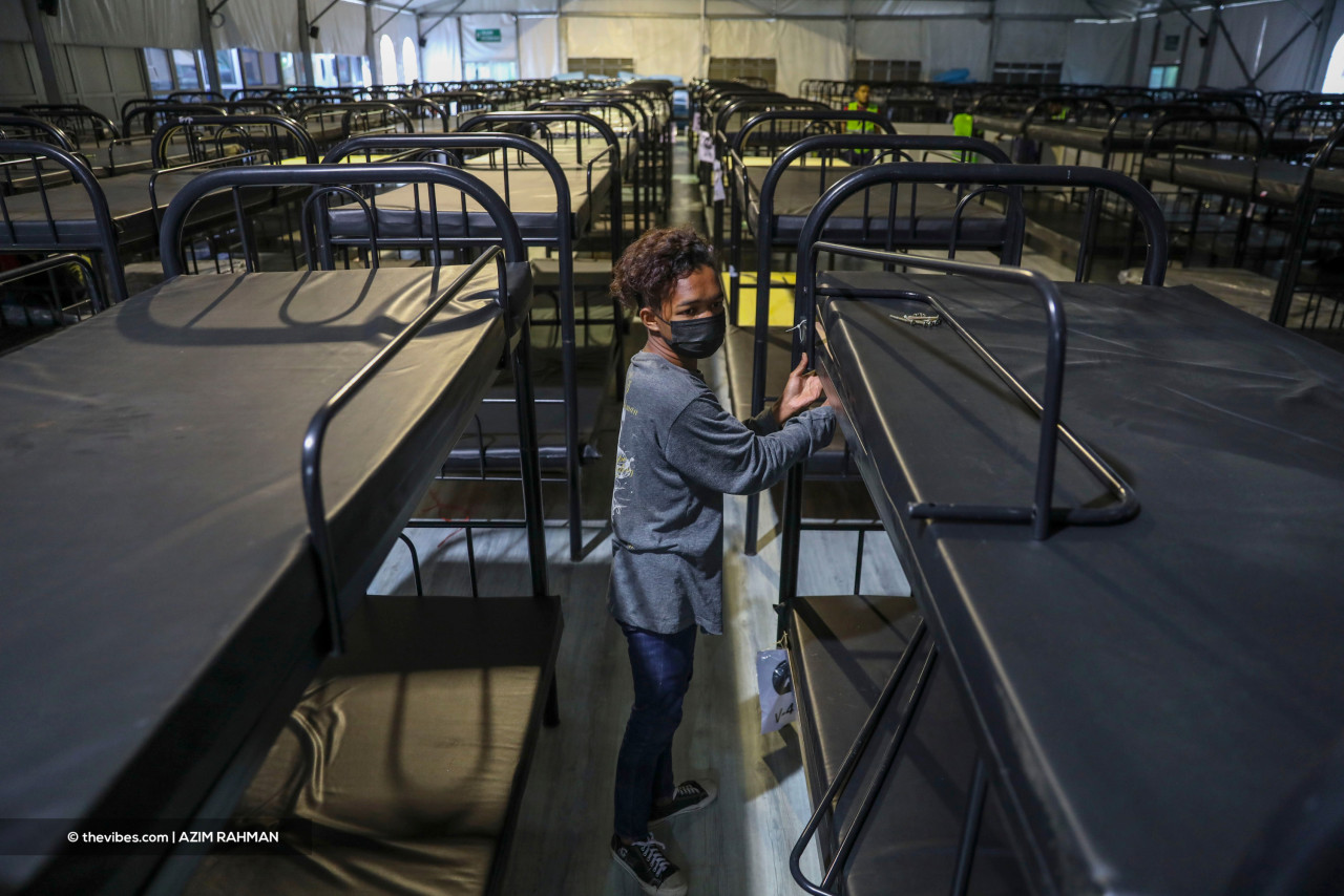 A contractor installs new beds. To accommodate Categories 1 and 2 patients, MAEPS will increase the number of beds to10,000. – AZIM RAHMAN/The Vibes pic, May 19, 2021