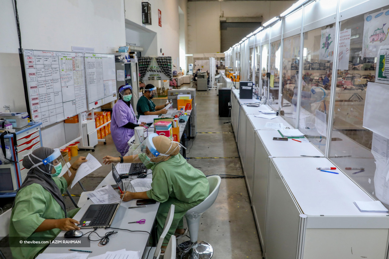 Medical staff are on duty 24/7 to ensure the admission of patients to MAEPS is smooth and organised. – AZIM RAHMAN/The Vibes pic, May 19, 2021