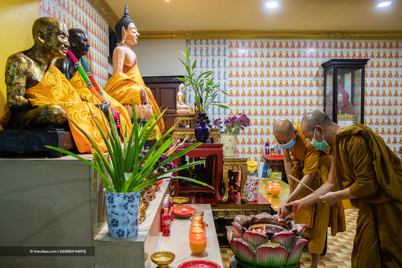 Monks 78-year-old Photanpoh (left) and Apol, 56, making preparations ahead of Wesak at Wat Meh Liew Thai Buddhist Temple in Jalan Tun Razak. – The Vibes pic, May 26, 2021