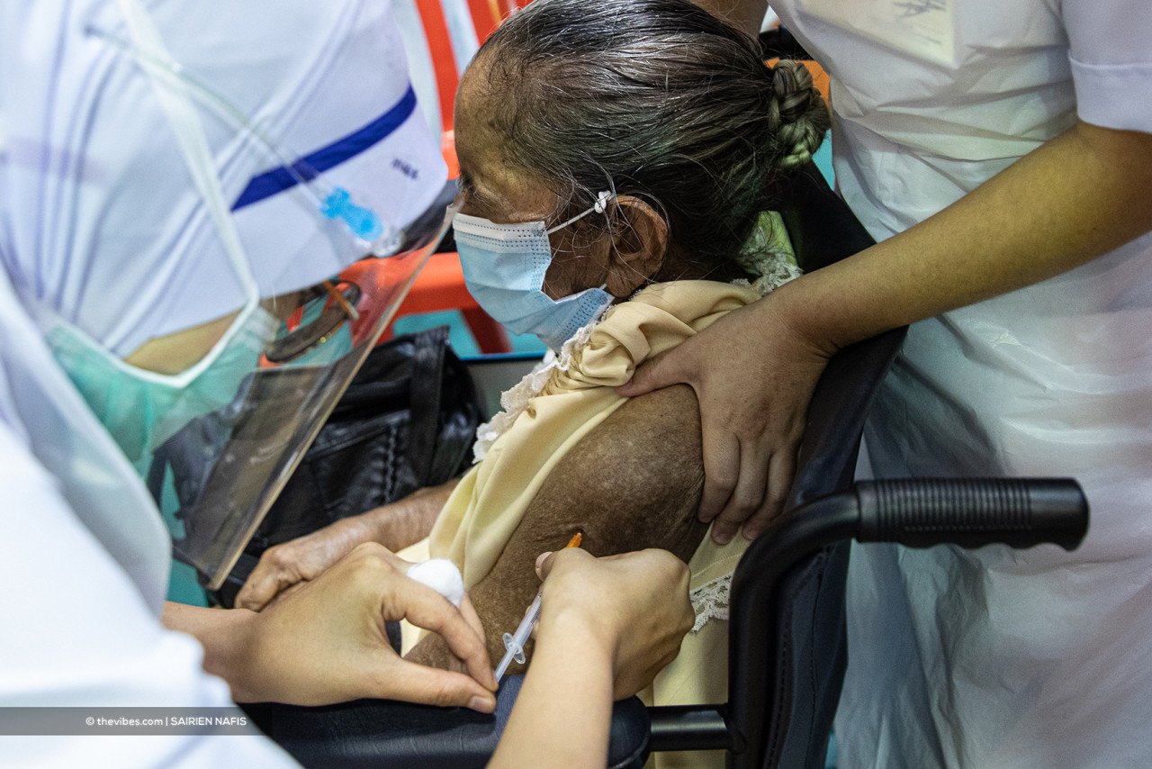 Sarawak will be allocated 350,000 Covid-19 vaccine doses per week starting June, with 4.4 million doses by end-August. – The Vibes file pic, May 30, 2021