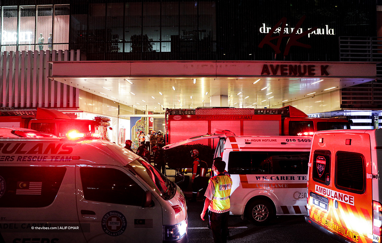 Emergency teams at the closest entrance to KLCC station in front of Avenue K last night. – ALIF OMAR/The Vibes pic, May 25, 2021