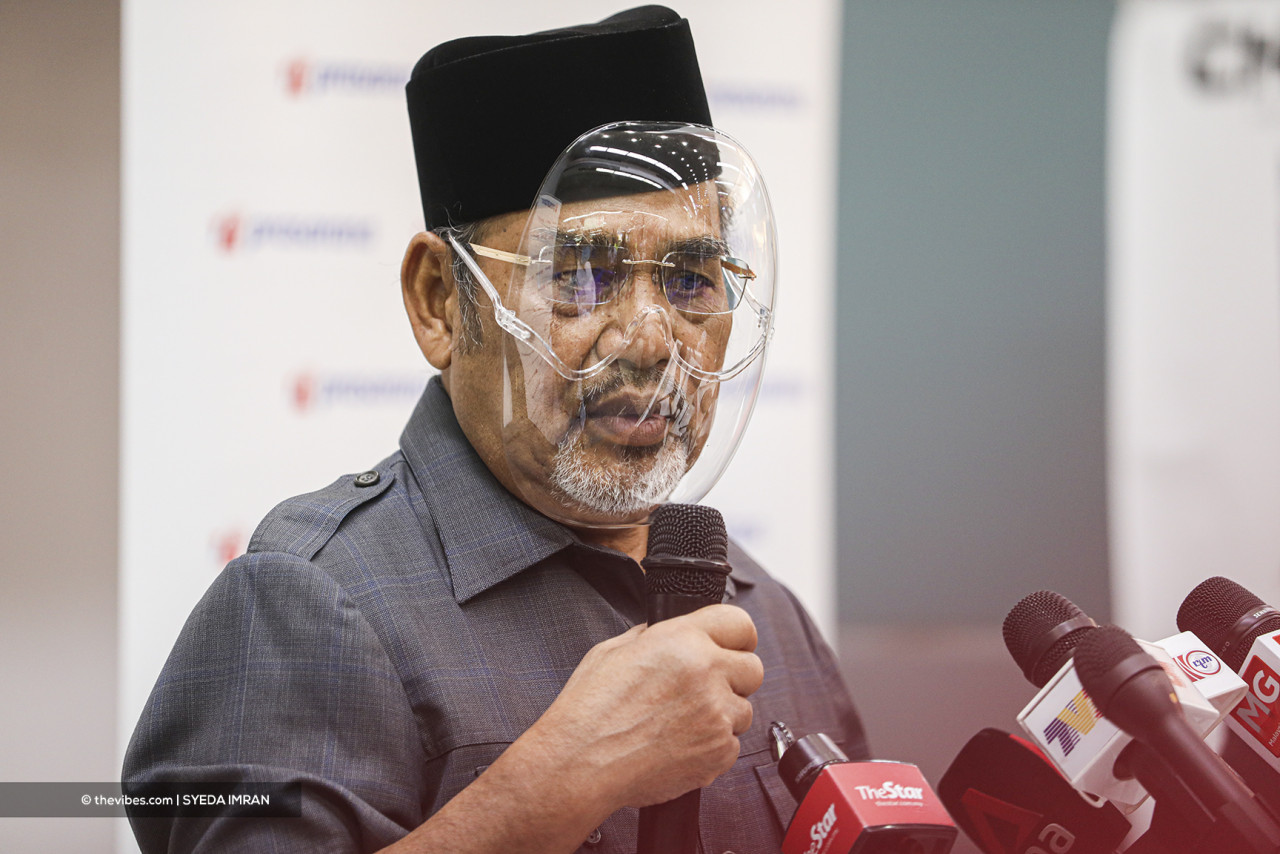 Datuk Seri Tajuddin Abdul Rahman will be questioned by police for not wearing a mask when holding yesterday’s press conference. – The Vibes file pic, May 26, 2021