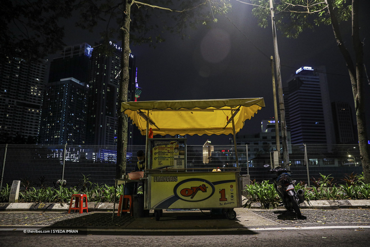 A burger seller waits for customers in Kg Baru. – SYEDA IMRAN/The Vibes pic, May 26, 2021