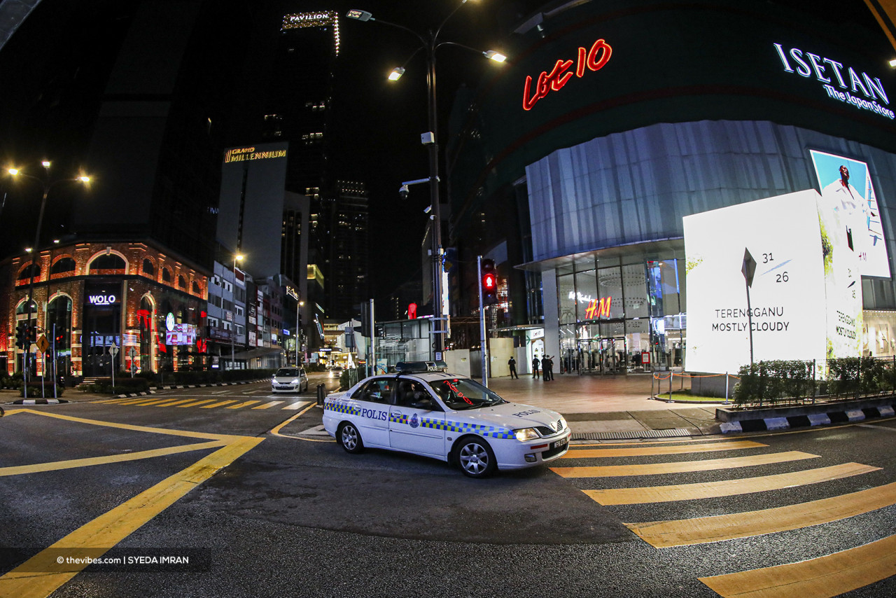 A police patrol car makes the rounds in the Lot 10 area. – SYEDA IMRAN/The Vibes pic, May 26, 2021
