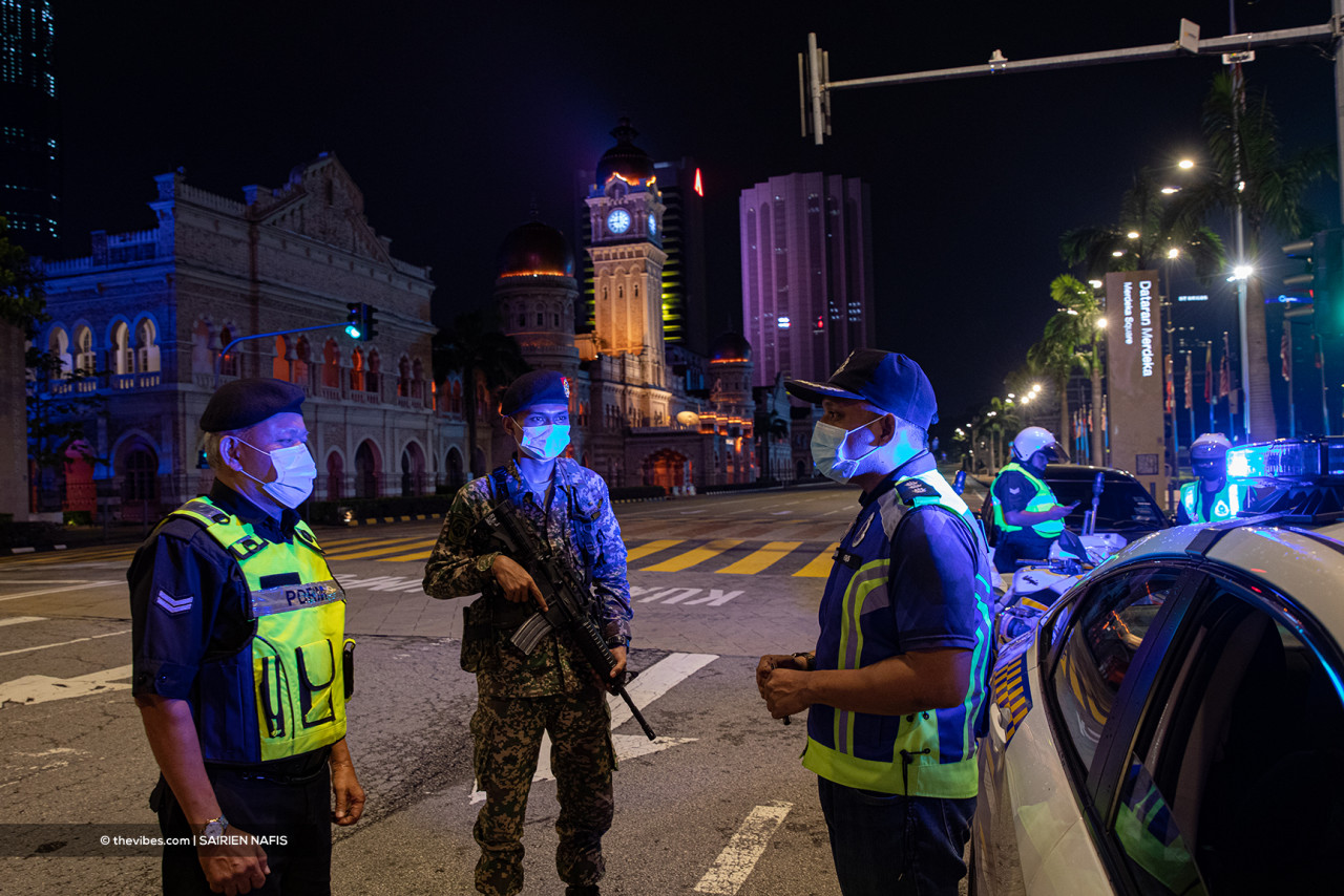 Head of Dang Wangi police’s MPV unit, Riduwan Rahim (right), conducts a briefing near Dataran Merdeka before patrol starts for the night. – SAIRIEN NAFIS/The Vibes pic, May 26, 2021
