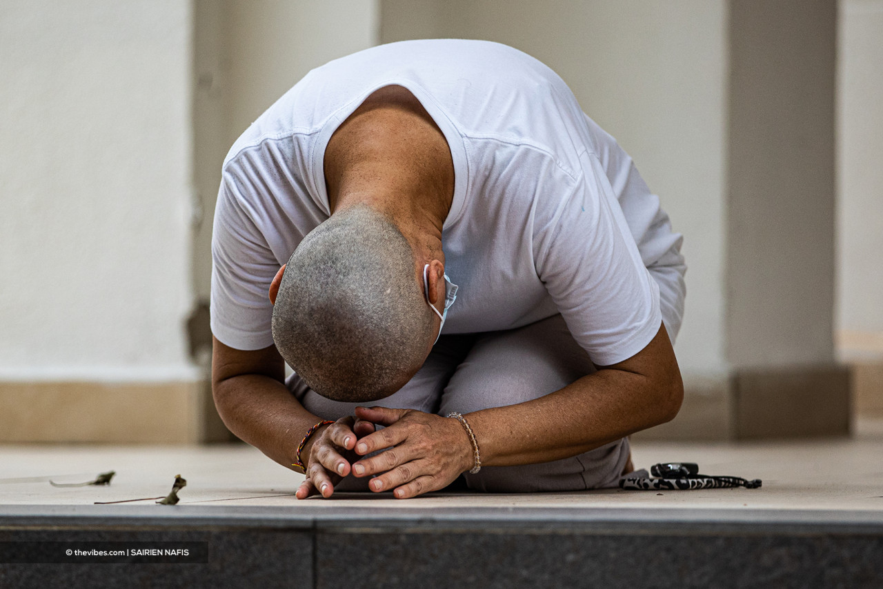 A devotee is seen praying and paying respects to Buddha at the Sri Lankan Buddhist Maha Vihara temple. – SAIRIEN NAFIS/The Vibes pic
