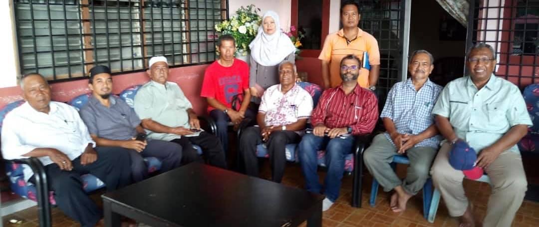 Paul (centre) with a Malay farmers' group. – Pic courtesy of Paul Sinnappan's family