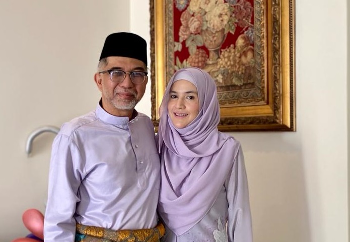 Balik Pulau MP Muhammad Bakhtiar Wan Chik and his wife held a videocall with their children, some of whom are abroad, on Raya day. – Muhammad Bakhtiar Wan Chik pic, May 15, 2021