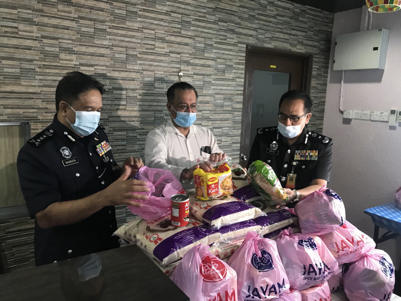 Penang exco Jagdeep Singh Deo (centre) donates foodstuff to police and prison officials, received by state top cop Datuk Sahabudin Abd Manan (left) and state Prisons Department director Roslan Mohamed. – The Vibes pic, May 6, 2021