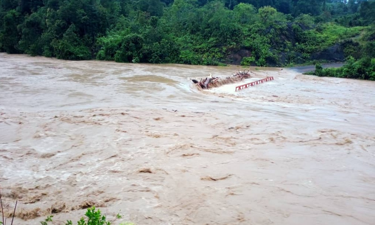 A bridge linking Tutoh and Long Kawa in the northern Sarawak interior is overwhelmed by floodwaters. – Villager’s pic, May 20, 2021